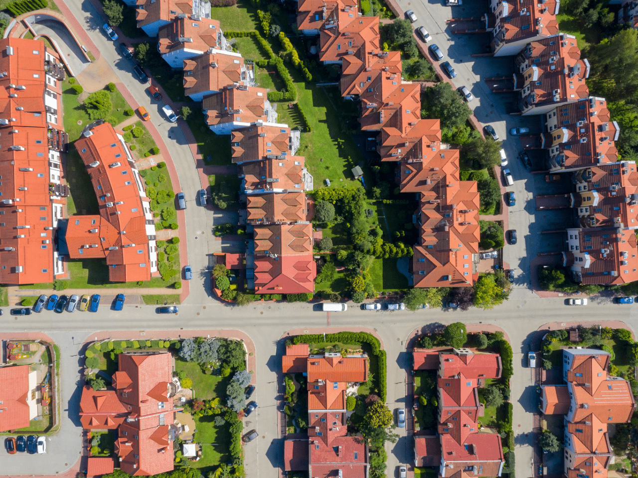 A birdseye view of a cul-de-sac of houses